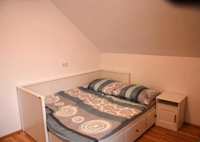 Mit Blick Auf Kremsmauer Hinterberg (Sudoststeiermark)